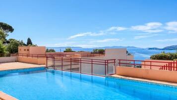 Hồ bơi ngoài trời