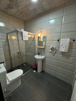 Douche, sèche-cheveux, serviettes fournies, savon