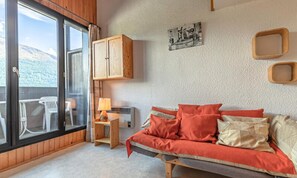 Living area - Mezzanine Apartment Under the Roof With a Beautiful View of the Mountains (Aussois)