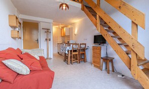 Living area - Mezzanine Apartment Under the Roof With a Beautiful View of the Mountains (Aussois)