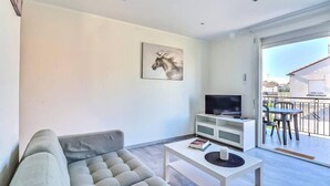 Living area - Apartment in Grau-du-roi Near Espiguette Beach (Le Grau-Du-Roi)