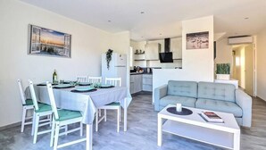 Dining - Apartment in Grau-du-roi Near Espiguette Beach (Le Grau-Du-Roi)