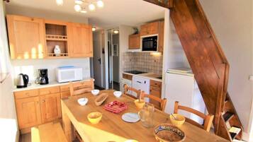 Microwave, oven, dishwasher, coffee/tea maker