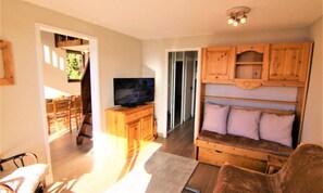 Living area - Apartment in Les Carrets Near Ski Lifts (Hauteluce)