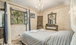 Iron/ironing board - Apartments for 4 People (Oppede)