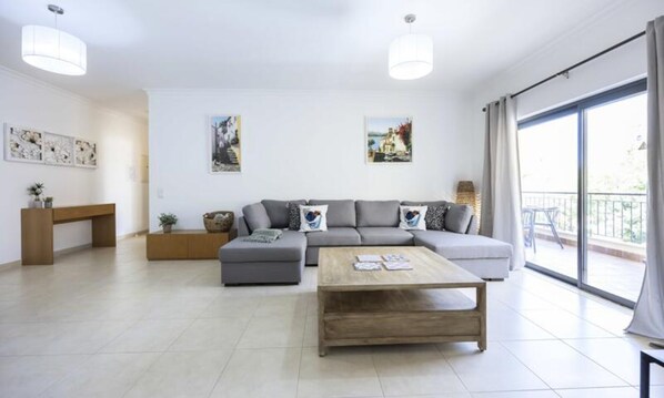 Living area - Apartments for 5 People (Lagos)