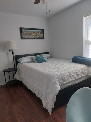 2 bedrooms, free WiFi, bed sheets - 2-bedroom in E. Austin Central. Pet friendly, wifi, full kitchen,off st parking. (Austin)