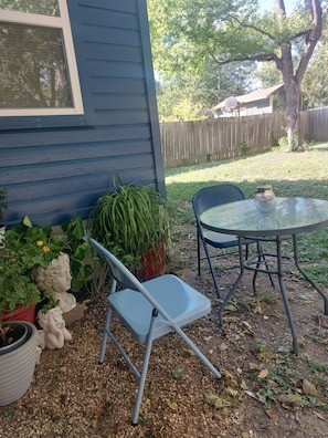 Property grounds - 2-bedroom in E. Austin Central. Pet friendly, wifi, full kitchen,off st parking. (Austin)