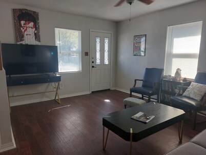 2-bedroom in E. Austin Central. Pet friendly, wifi, full kitchen,off st parking.