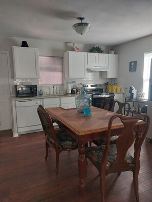 Fridge, microwave, oven, stovetop - 2-bedroom in E. Austin Central. Pet friendly, wifi, full kitchen,off st parking. (Austin)