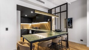 Fridge, microwave, oven, stovetop - Chic & Spacious – Ideal for Business & Leisure (Auckland City)