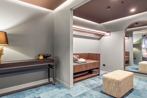 Ein modernes Badezimmer mit Waschtisch, Spiegel und Toilette.