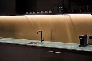 Kaffetrakter/tekoker, kjøleskap, mikrobølgeovn og ovn