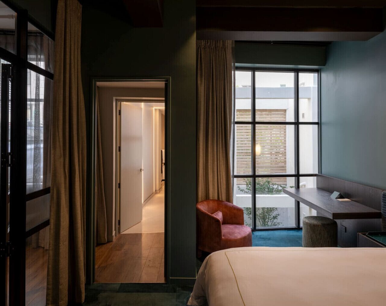 Silitysrauta/-lauta, Wi-Fi, vuodevaatteet