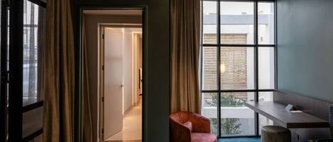 Tabla de planchar con plancha, wifi y ropa de cama