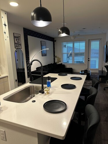 Stylish Apt w/ Easy Drive to Downtown & Airport