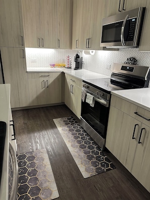 Microondas, horno, placa de cocina, lavavajillas