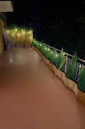 المنطقة المحيطة بالمنشأة