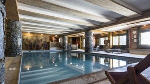 Utomhuspool och uppvärmd pool