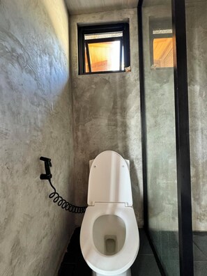 Dusche, Bidet, Handtücher, Seife