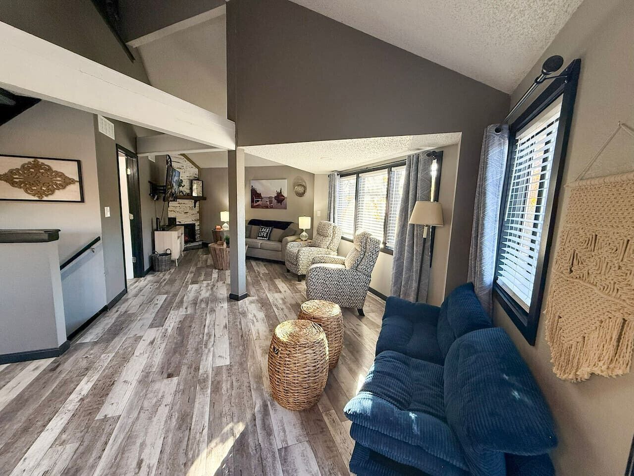 Una Smart TV, una chimenea