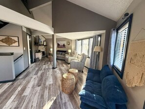 Een smart-tv en een open haard