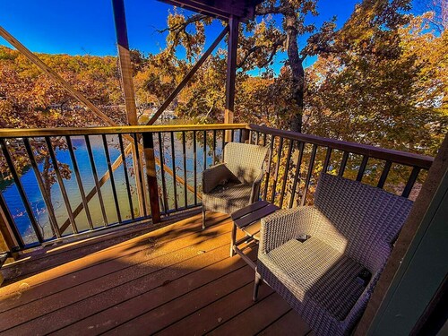 Lakefront Home-3BD/2.5BA/Dock/Grill/Firepit/Pool