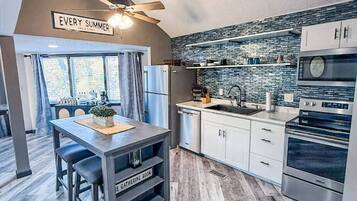 Frigorífico, microondas, horno y placa de cocina