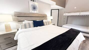 3 slaapkamers, een bureau, een strijkplank/strijkijzer, reisbedje