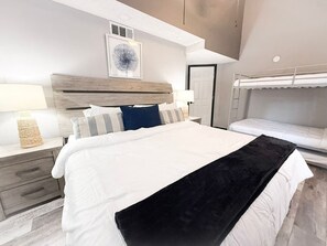 3 habitaciones, escritorio y tabla de planchar con plancha 