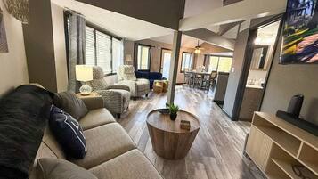 Smart TV, fireplace