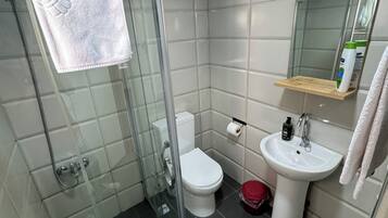 Douche, sèche-cheveux, serviettes fournies, savon