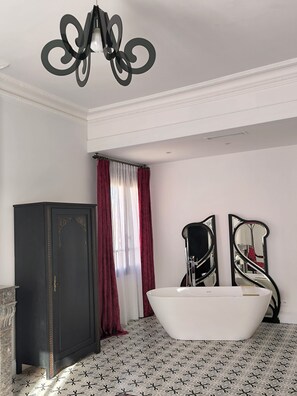 مجففات شعر، مناشف، صابون، ورق حمّام