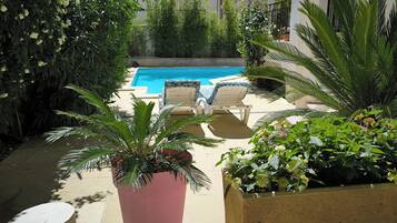 Una piscina al aire libre