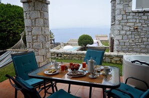 Outdoor dining - Malvazios Villas (Gytheio)