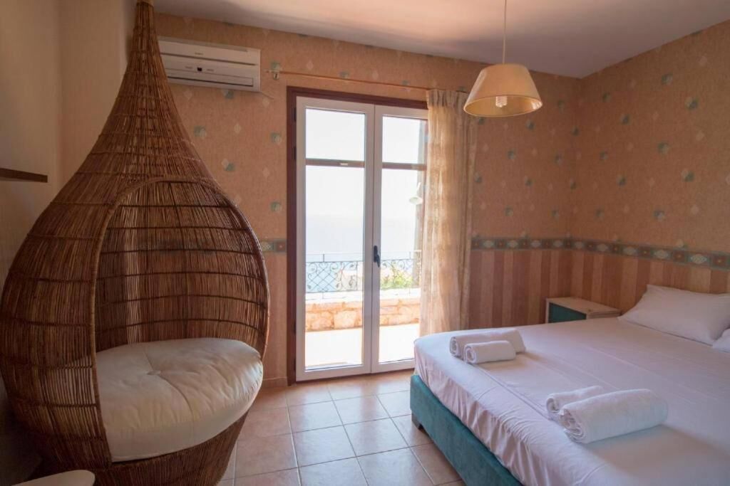 Perhehuvila, patio, merinäköala | Yksilöllisesti kalustettu, kannettavalle tietokoneelle sopiva työtila