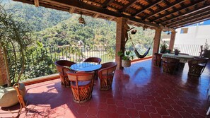 Outdoor dining - 🎥✨ Imagine waking up to the sound of the sea, a cup of coffee on the terrace. (Puerto Vallarta)