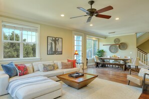 Smart-TV, Kamin, Arbeitsbereiche, Drucker