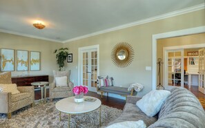 Smart-TV, Kamin, Arbeitsbereiche, Drucker