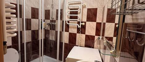 Douche, sĂšche-cheveux, serviettes fournies, savon