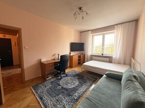 2 bedrooms, iron/ironing board, WiFi, bed sheets - Cozy Apartmant next to Metro (Warszawa)