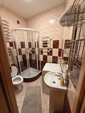Shower, hair dryer, towels, soap - Cozy Apartmant next to Metro (Warszawa)