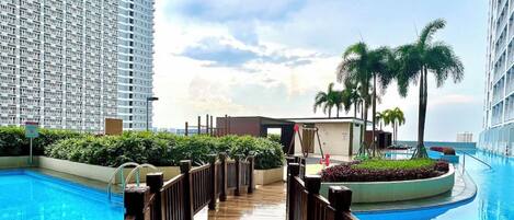 Una piscina al aire libre