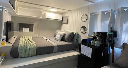 Terrys bungalow on the rivers edge with AC/Heat in a private campground!