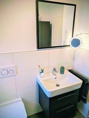 Dusche, Haartrockner, Handtücher, Seife