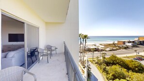 Property grounds - Gulf Views Studio unit across the street from beach, Free Daily Activities (Panama City Beach)
