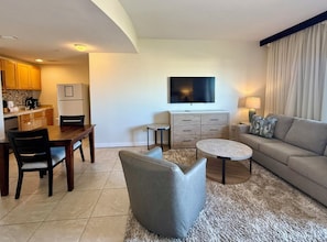 TV - Gulf Views Studio unit across the street from beach, Free Daily Activities (Panama City Beach)