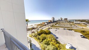 Property grounds - Gulf Views Studio unit across the street from beach, Free Daily Activities (Panama City Beach)