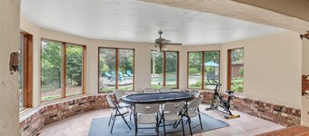 Luxury 5-bedroom home near SU, with hot tub