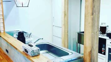 Talo, 1 makuuhuone, tupakointi kielletty, keittiö | Yksityinen keittiö | Täysikokoinen jääkaappi, mikroaaltouuni, liesi, astianpesukone